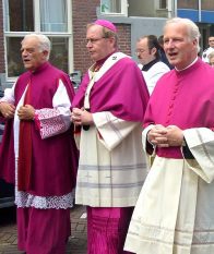 Mgr Kasteel est resté très attaché à son Église aux Pays-Bas (à gauche, avec le futur cardinal W. Eijk en 2008) © wikidata.org