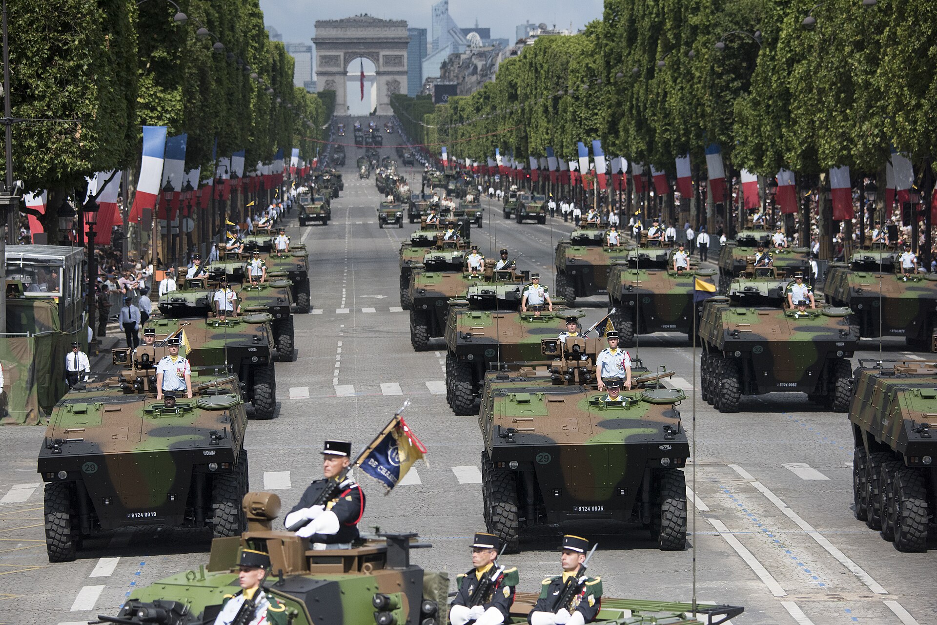 Parade militaire Champs Élysées © wikimedia.com