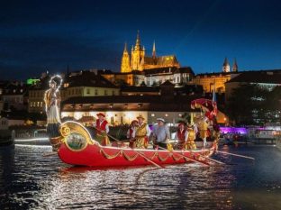 Bissona Praga Nepomuceno près du pont Charles sur la Vltava © katolickenoviny.cz