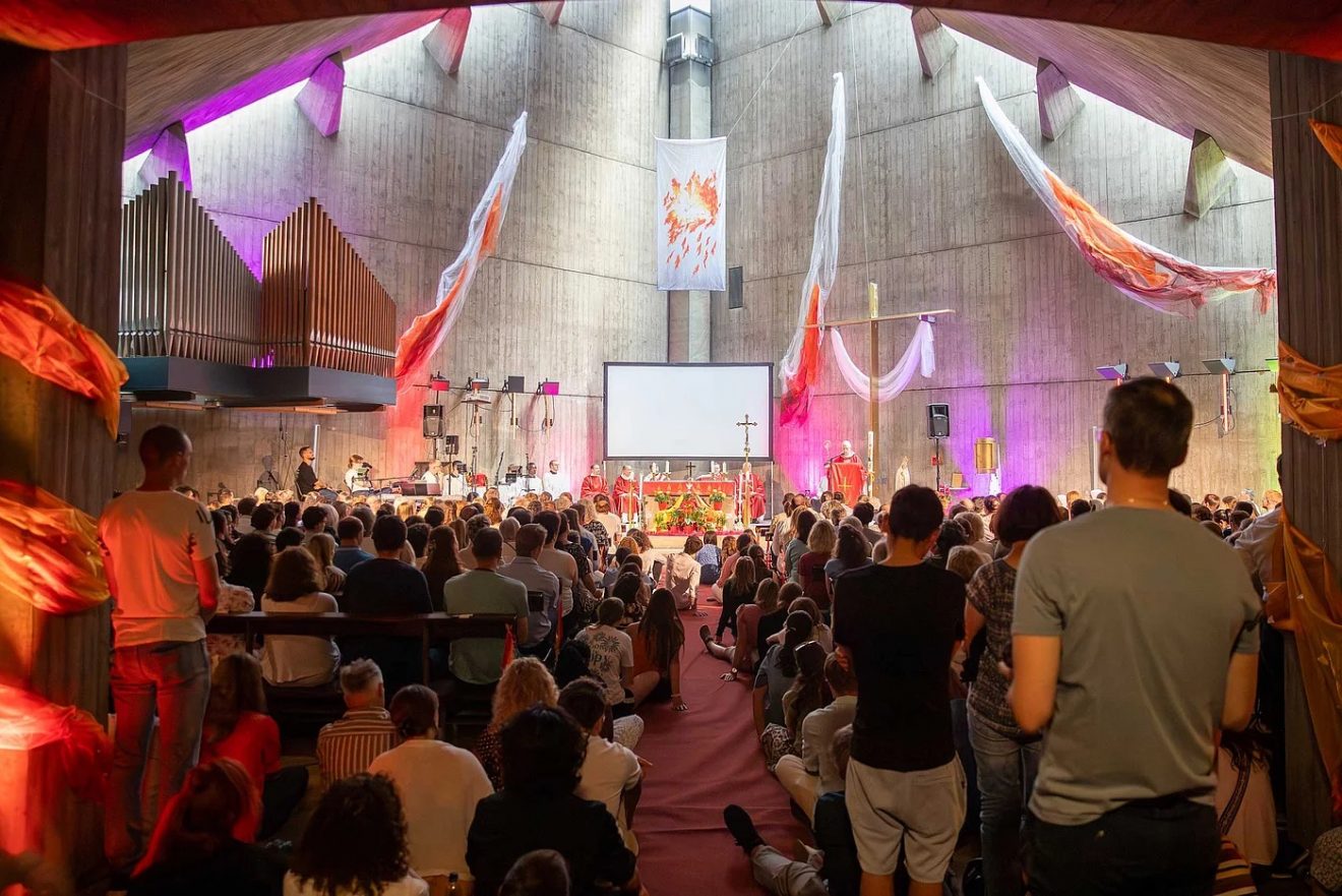 Avec environ 1 200 fidèles, l’événement organisé dans l’église de Westmünster à Ratisbonne a constitué le plus grand Festival de Pentecôte de tout l’espace germanophone © Johann Rhee