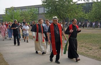 Depuis l’église de Westmünster à Ratisbonne, l’évêque et les fidèles se sont rendus en procession jusqu’à la colline de la Sainte-Trinité. © Claudia Erdenreich