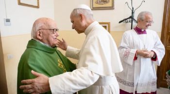 Le Frère Augustin Gioele Schiavella Saluant Le Pape Léon XIV © Vatican Media 