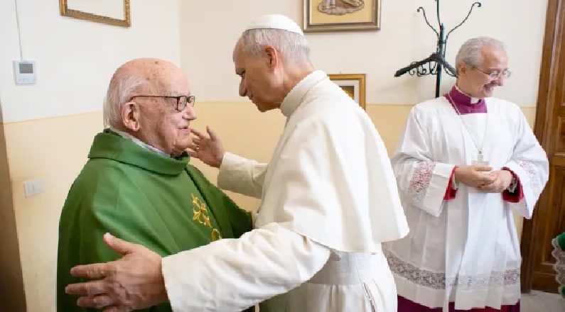 Le Frère Augustin Gioele Schiavella Saluant Le Pape Léon XIV © Vatican Media 