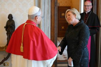 Le pape Léon XIV reçoit en audience la présidente islandaise Halla Tomasdottir © VATICAN MEDIA