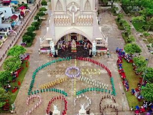Le 3 mai, une procession mariale devant l’église de Dai Dong, dans le diocèse de Bui Chu (province de Nam Dinh, dans le nord du Vietnam). © Diocèse de Bui Chu