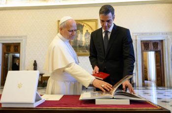 Le pape Léon XIV reçoit le Premier ministre espagnol, Pedro Sánchez Pérez-Castejón, au Vatican © Vatican Media