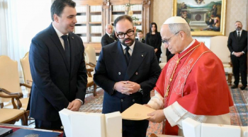 Leurs Excellences MM. Matteo Rossi et Lorenzo Bugli, capitaines régents de la République de Saint-Marin, aux côtés du pape Léon XIV © Vatican Media