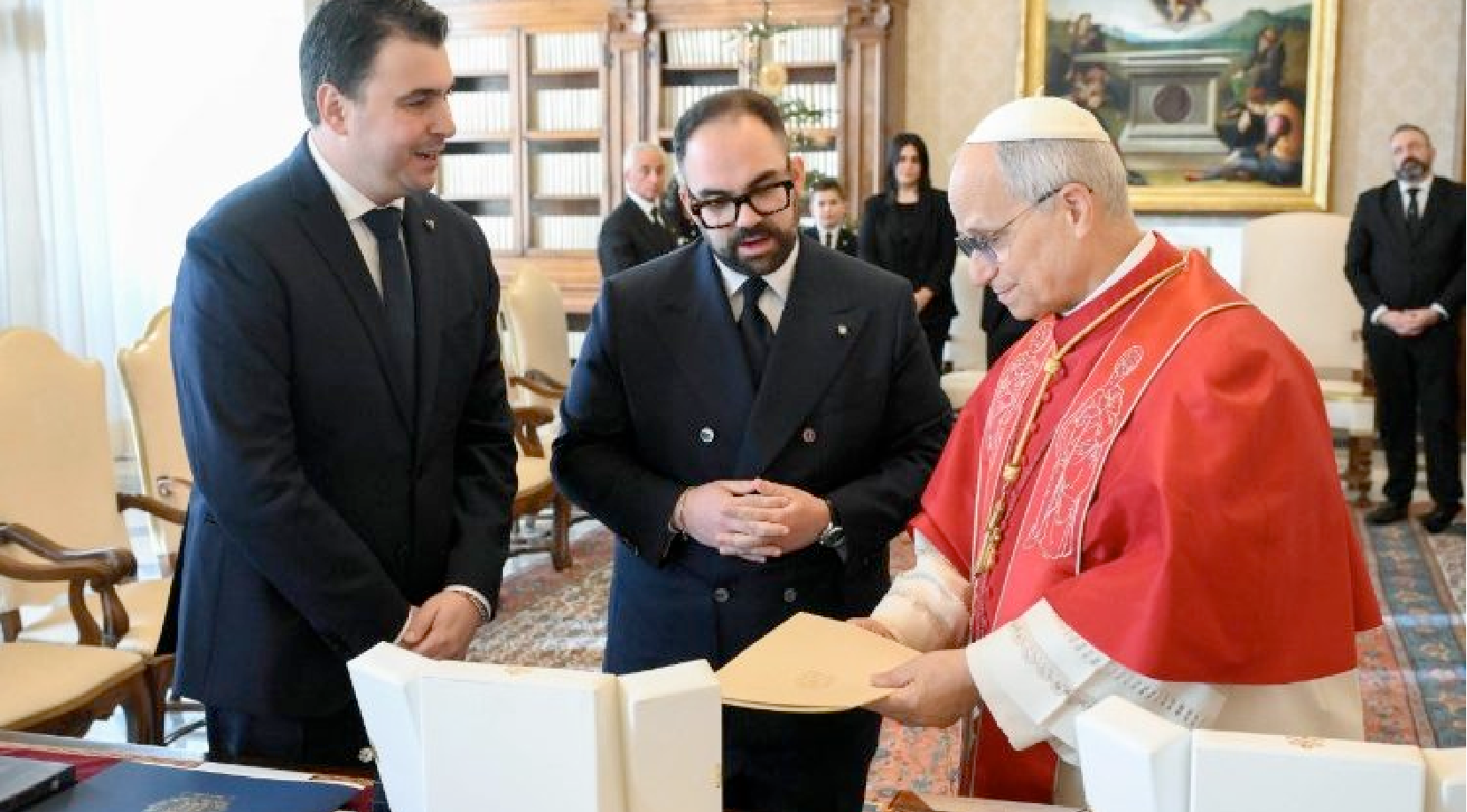 Leurs Excellences MM. Matteo Rossi et Lorenzo Bugli, capitaines régents de la République de Saint-Marin, aux côtés du pape Léon XIV © Vatican Media