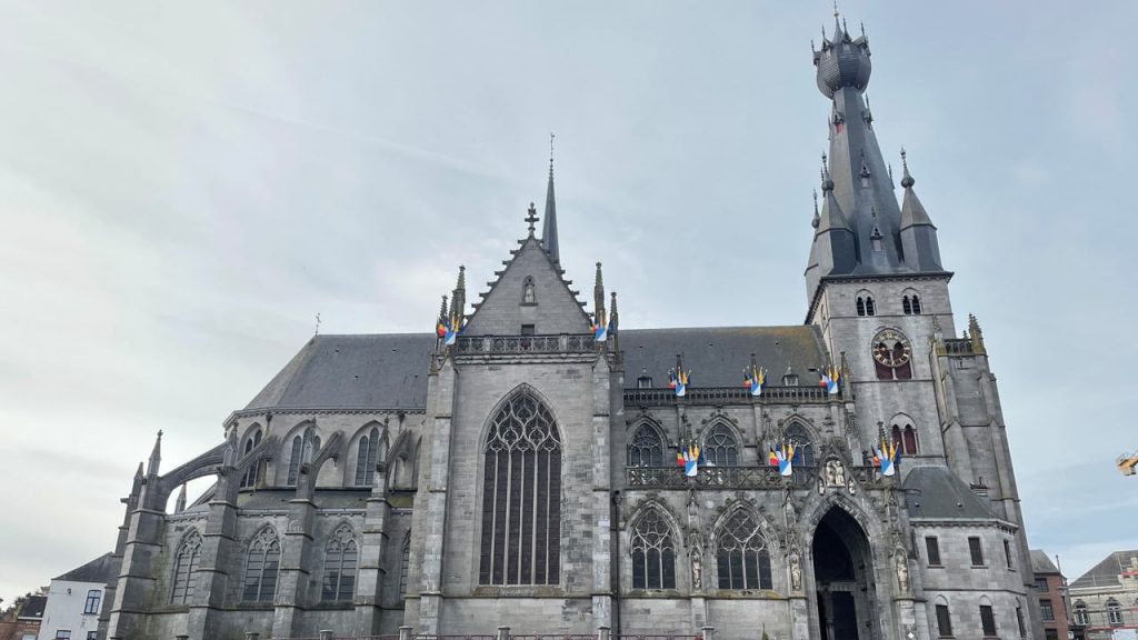 Dédicacée le 1er juin 1026, la collégiale de Walcourt fut élevée au rang de basilique par le pape Pie XII en 1950. © CathoBel/CL