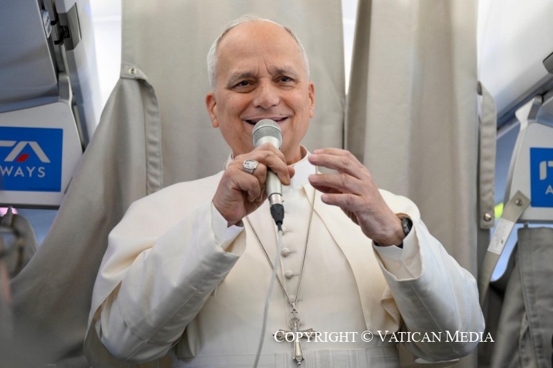 Dans l’avion vers Madrid, le pape souligne la place des jeunes et l’importance d’annoncer l’Évangile à toute la société.