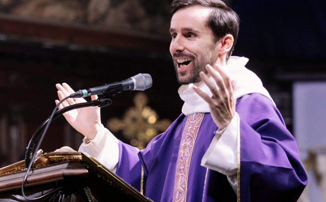 "Unité qui lie la Parole et le Sacrement dans la célébration eucharistique"© frejustoulon.fr