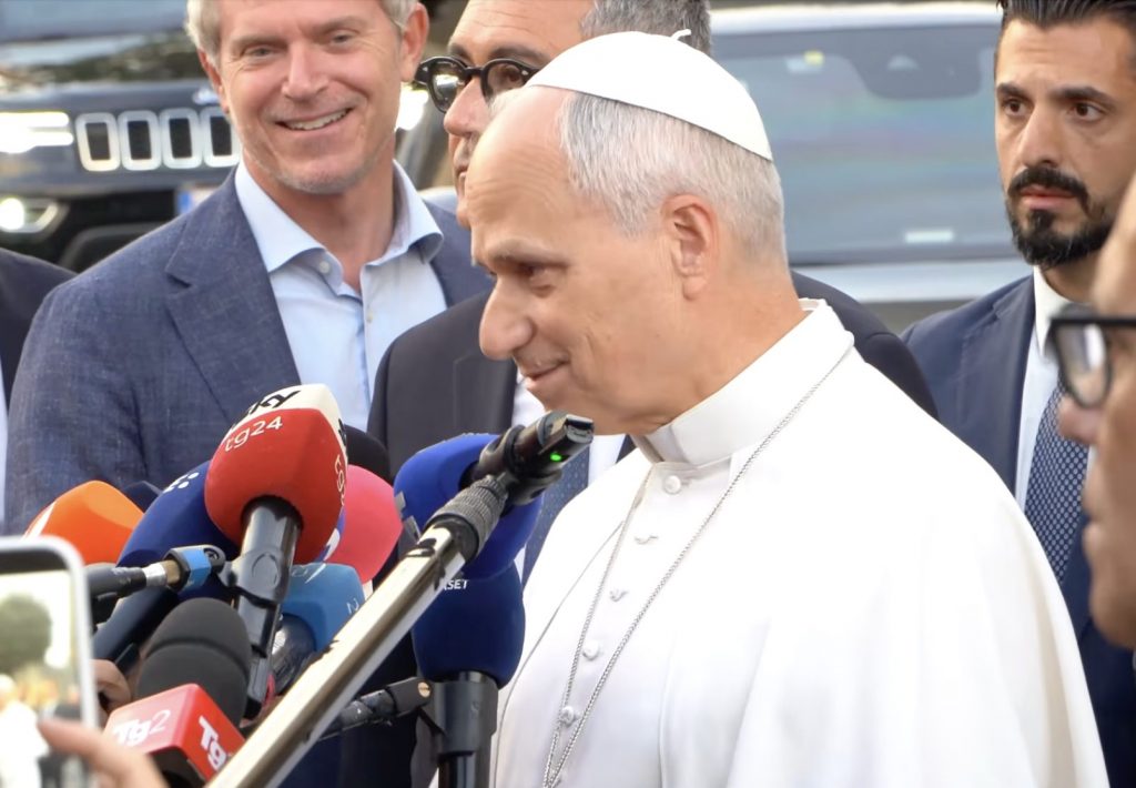 Le pape répond aux journalistes à Castel Gandolfo le 16 juin 2026 © Vatican media
