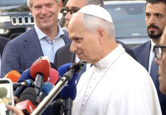 Le pape répond aux journalistes à Castel Gandolfo le 16 juin 2026 © Vatican media