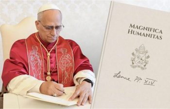 Le pape Léon XIV signant sa première encyclique sur l'IA le 25 mai 2026 © Vatican Media