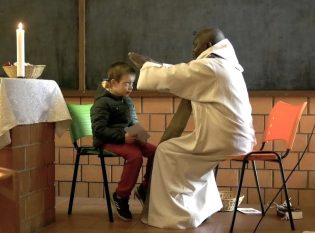 Le sacrement de la confession garantit le secret absolu des paroles du pénitent, même jeune © ktotv.com