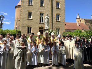 Devant la maison des chapelains, 12 juin 2026 © Anne van Merris