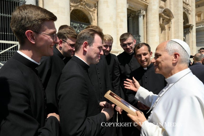 Le Saint-Père salue de jeunes prêtres à l'issue de l'Audience générale (2026) © Vatican Media