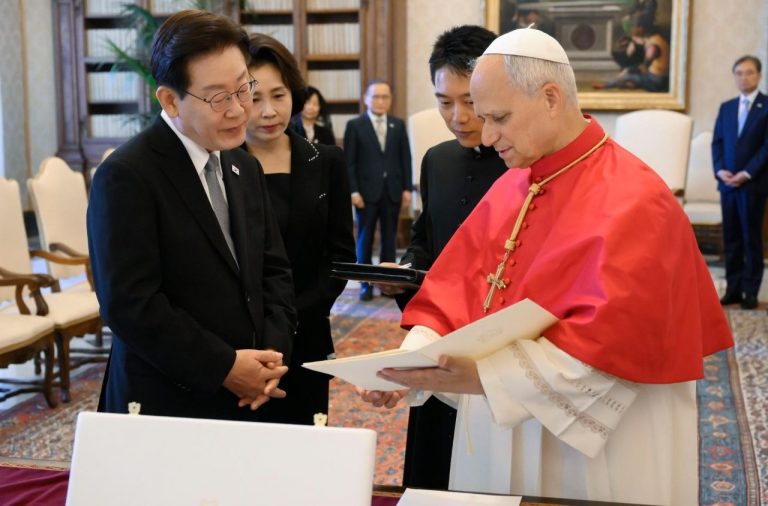 Le pape Léon XIV accueille le président Lee Jae-myung de la République de Corée au Vatican © VATICAN MEDIA