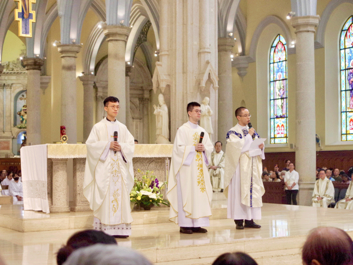 De gauche à droite Benoît Shum Hin-ho, Nicolas Chang Tai-yin et Joseph Lin Ruo-qi, ordonnés prêtres le 13 juin à Hong-Kong par le cardinal Stephen Chow. © Sunday Examiner