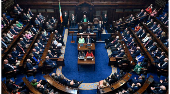 Le 17 juin, le Dáil irlandais a adopté, par 86 voix contre 70, un projet de loi visant à supprimer le délai d’attente