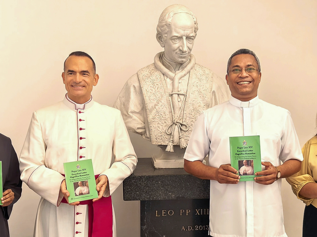 Mgr Andrea Francia, chargé d’affaires de la nonciature en Inde, et le père Stephen Alathara, secrétaire général adjoint de la CCBI, le 10 juin à New Delhi. © CCBI