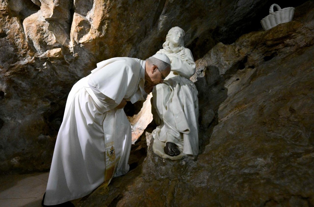 Le pape embrasse le genou de Saint-Benoît © Vatican Media