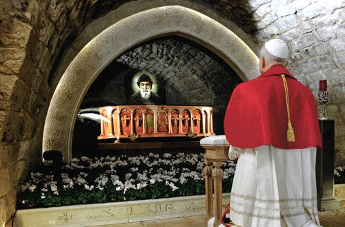 Le pape Léon XIV sur la tombe de saint Charbel le 1er décembre 2025 © saintcharbel.com