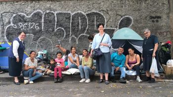 Soeurs Disciples du Divin Maître avec des victimes du tremblement de terre à Caracas