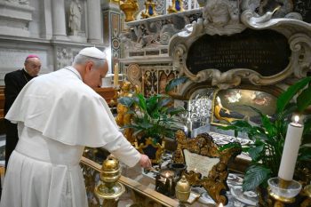 Le pape allume une bougie de la paix sur la tombe de saint Benoît © Vatican Media