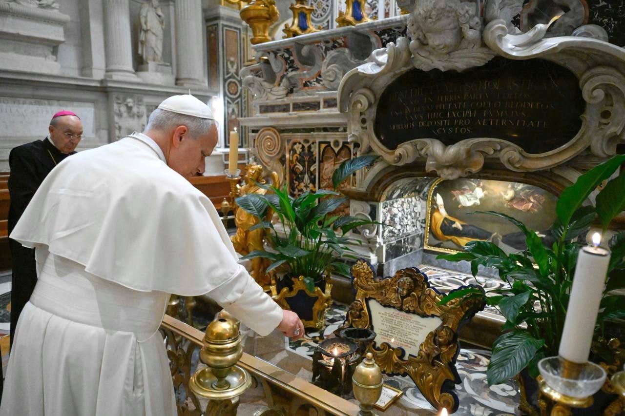Le pape allume une bougie de la paix sur la tombe de saint Benoît © Vatican Media