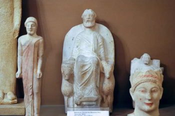 Le dieu phénicien Baal-Hammon, IVᵉ siècle av. J.-C. Cette statue représente le dieu Baal. Elle est aujourd’hui exposée au musée de Larnaca, à Chypre © BiblePlaces