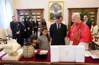 Échange de cadeaux entre le pape et le président Petro © Vatican Media