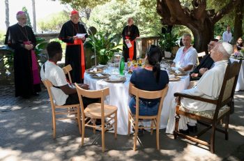 « DÉJEUNER AVEC LE PAPE » dans les Jardins des Villas Pontificales de Castel Gandolfo le Samedi 11 juillet 2026 © Vatican Media