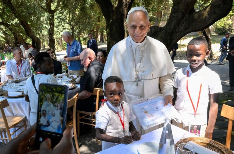 « DÉJEUNER AVEC LE PAPE » dans les Jardins des Villas Pontificales de Castel Gandolfo le Samedi 11 juillet 2026 © Vatican Media