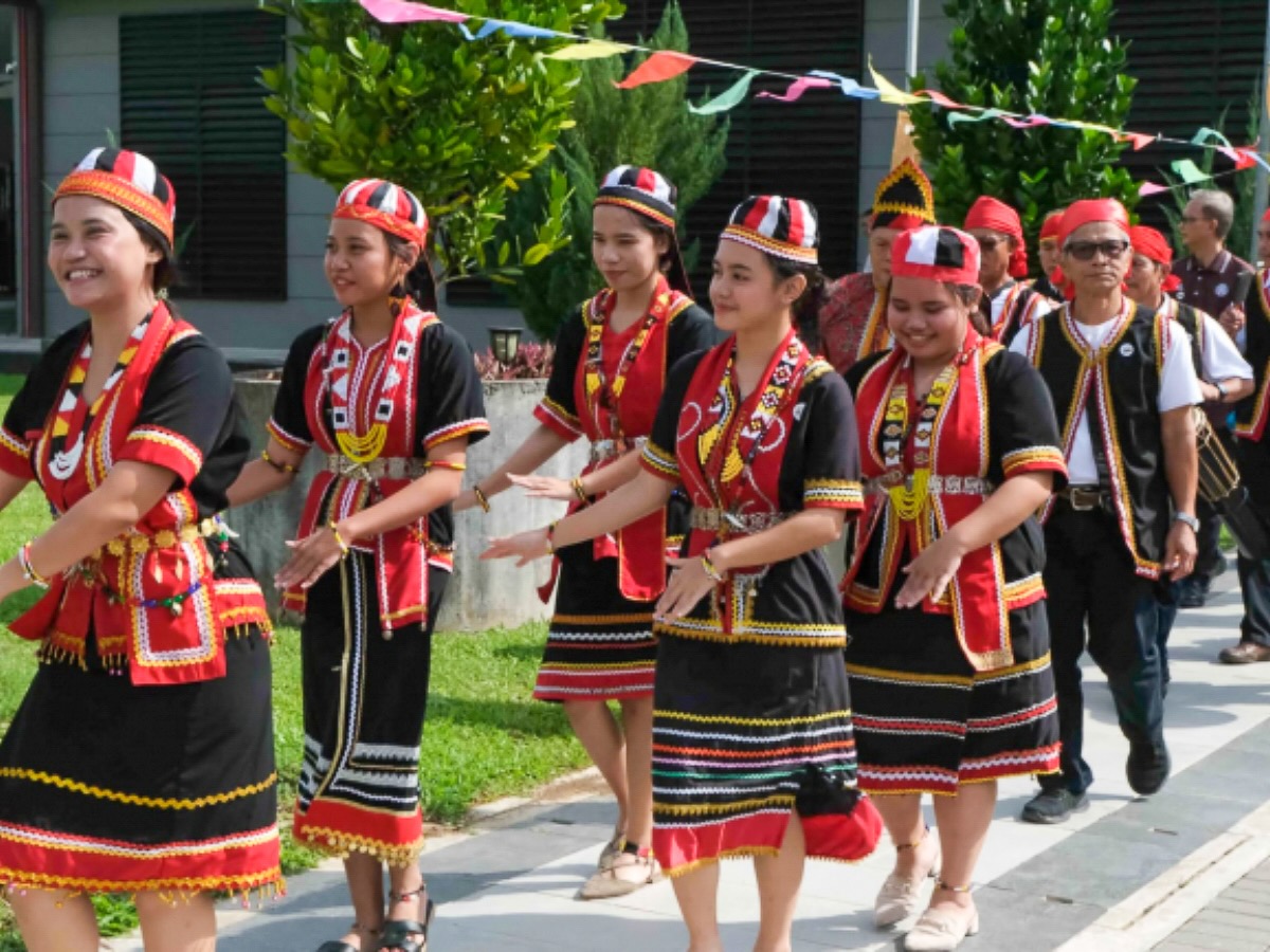 Des danseuses Dayaks, un ensemble de peuples autochtones de Bornéo, lors d’une célébration dans l’église Sainte-Anne de Kota Padawan, dans l’archidiocèse de Kuching. © RVA