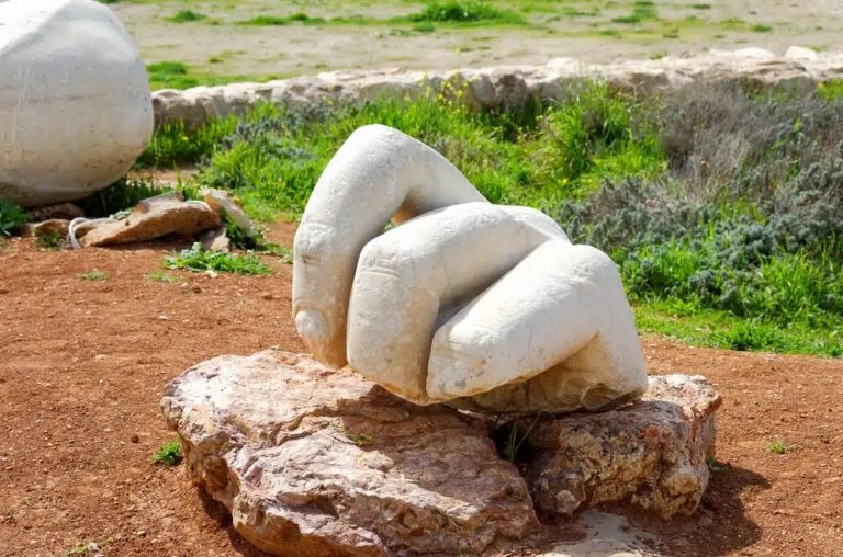 Doigts d'une statue colossale romaine, temple d'Hercule, citadelle d'Amman. Ce fragment de statue date probablement du IIe siècle apr. J.-C. © Bible Places