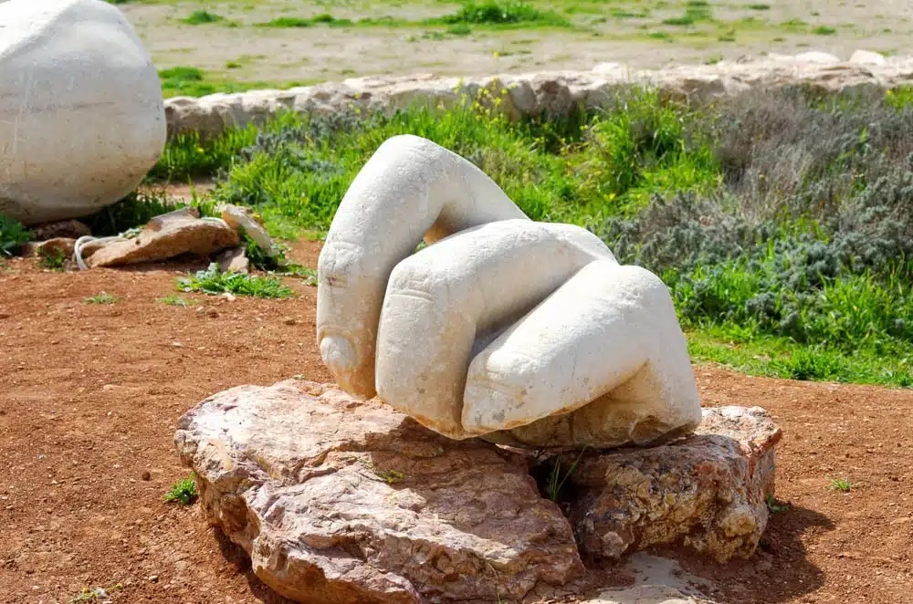 Doigts d'une statue colossale romaine, temple d'Hercule, citadelle d'Amman. Ce fragment de statue date probablement du IIe siècle apr. J.-C. © Bible Places