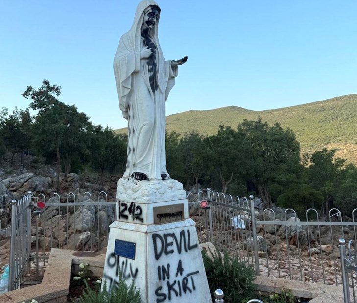 Marie « Reine de la paix » profanée à Medjugorje © Père Manuel Navarro