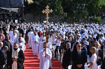 Des membres du clergé traversent la foule pour se rendre à la messe solennelle présidée par le cardinal Bechara Boutros Rai, le 25 juillet 2026, à l'occasion de la béatification du patriarche Elias Hoyek © Patriarcat maronite/ACI MENA