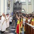 Des danses traditionnelles indonésiennes et des intentions de prière en plusieurs langues ont illustré le riche héritage multiculturel de l’Asie, le 26 juillet durant la messe de clôture de la XIIe assemblée plénière de la FABC. © FABC