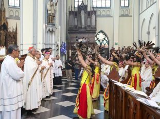 Des danses traditionnelles indonésiennes et des intentions de prière en plusieurs langues ont illustré le riche héritage multiculturel de l’Asie, le 26 juillet durant la messe de clôture de la XIIe assemblée plénière de la FABC. © FABC