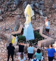 Le célèbre sanctuaire européen de Medjugorje, en Bosnie, a été vandalisé et profané aux premières heures du mardi 28 juillet. Les autorités locales enquêtent sur l’incident, qui implique la profanation d’une statue de la Vierge Marie et des dommages causés par un incendie.