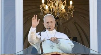Après s'être installé au Palais apostolique, le pape est apparu au balcon central © Vatican Media
