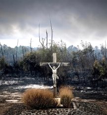 en Gironde, au milieu des flammes, cette croix du Christ est restée debout