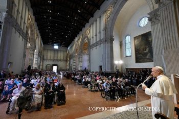 Rencontre avec les malades, les personnes handicapées et les pauvres pris en charge par la Caritas lors de la visite pastorale du Saint-Père à Rimini 22 août 2026 © Vatican Media 
