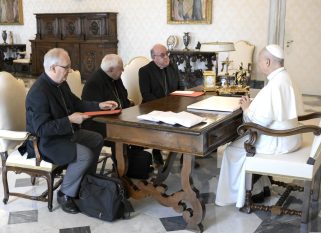 Le président de la CEF, au centre, et ses vices présidents, au travail avec le pape le 28 août 2026 © Vatican Media