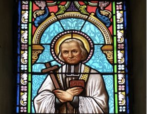 Vitrail représentant saint Jean-Vianney, dans la chapelle Notre-Dame-de-Consolation à Pierrelongue (Drôme) © Torsade de Pointes, Wikimedia