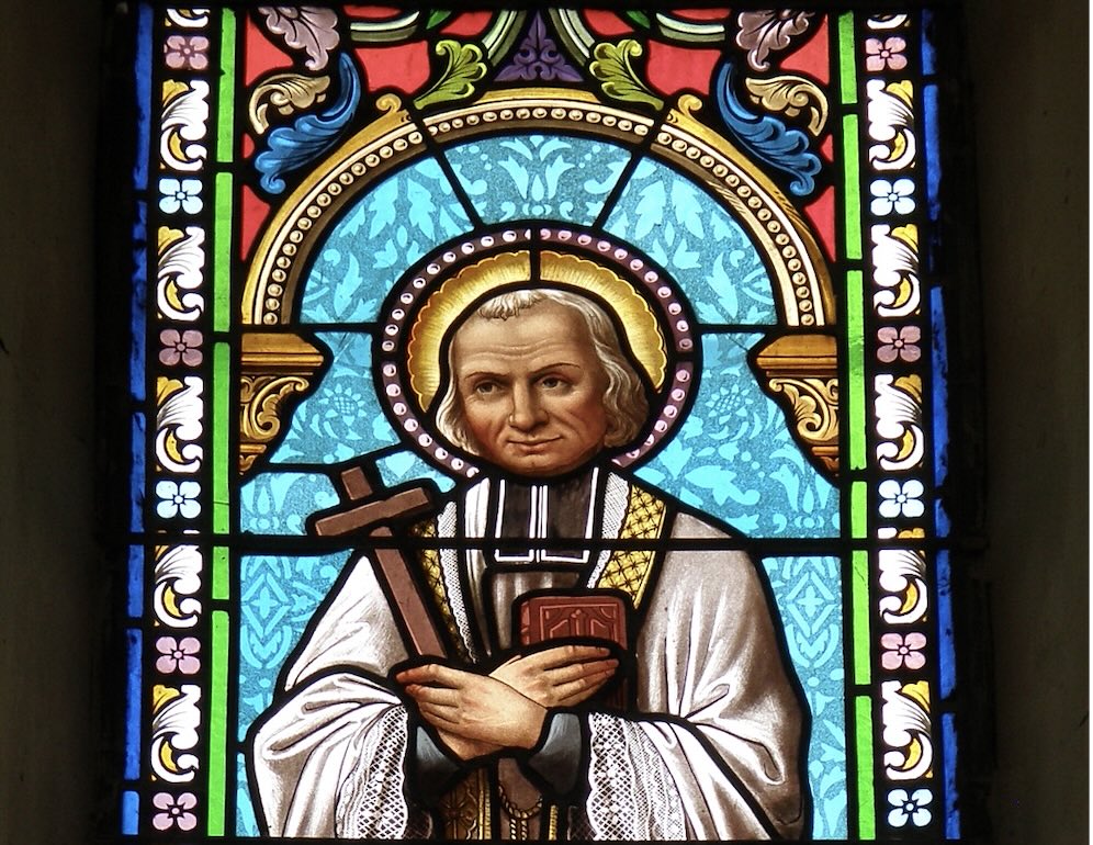 Vitrail représentant saint Jean-Vianney, dans la chapelle Notre-Dame-de-Consolation à Pierrelongue (Drôme) © Torsade de Pointes, Wikimedia