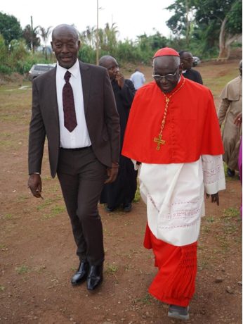 Le cardinal Robert Sarah et le Dr Henri Bayemi, fondateur du Mouvement de l’Incarnation, lors de la visite du cardinal au Centre de retraite Parole de Dieu à Yaoundé (Cameroun) le 8 avril 2024