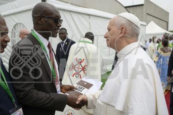 Le pape Léon XIV et le Dr Henri Bayemi, Fondateur du Mouvement de l’Incarnation, lors de la visite du Saint-Père au Cameroun © Vatican Media